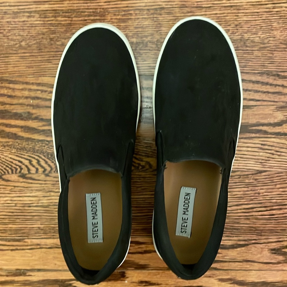 NWT Steve Madden Ladies slip on shoes size 9W. Black suede or suede like fabric